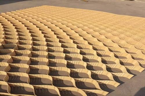 打孔土工格室實現順瞬間綠化效果圖